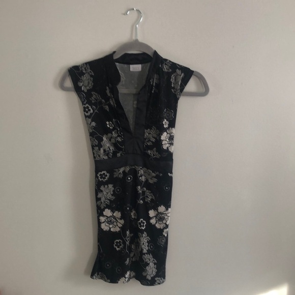 Mandarin Satin  and Floral Size M Tie Up Top - Picture 1 of 9